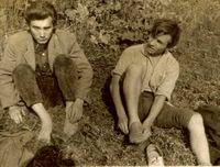 на пленэре... Усть-Катав. Бриндач Виктор и  Роберт Волков с живописного отделения Художественного училища - 4й курс. Лето 1958 год.